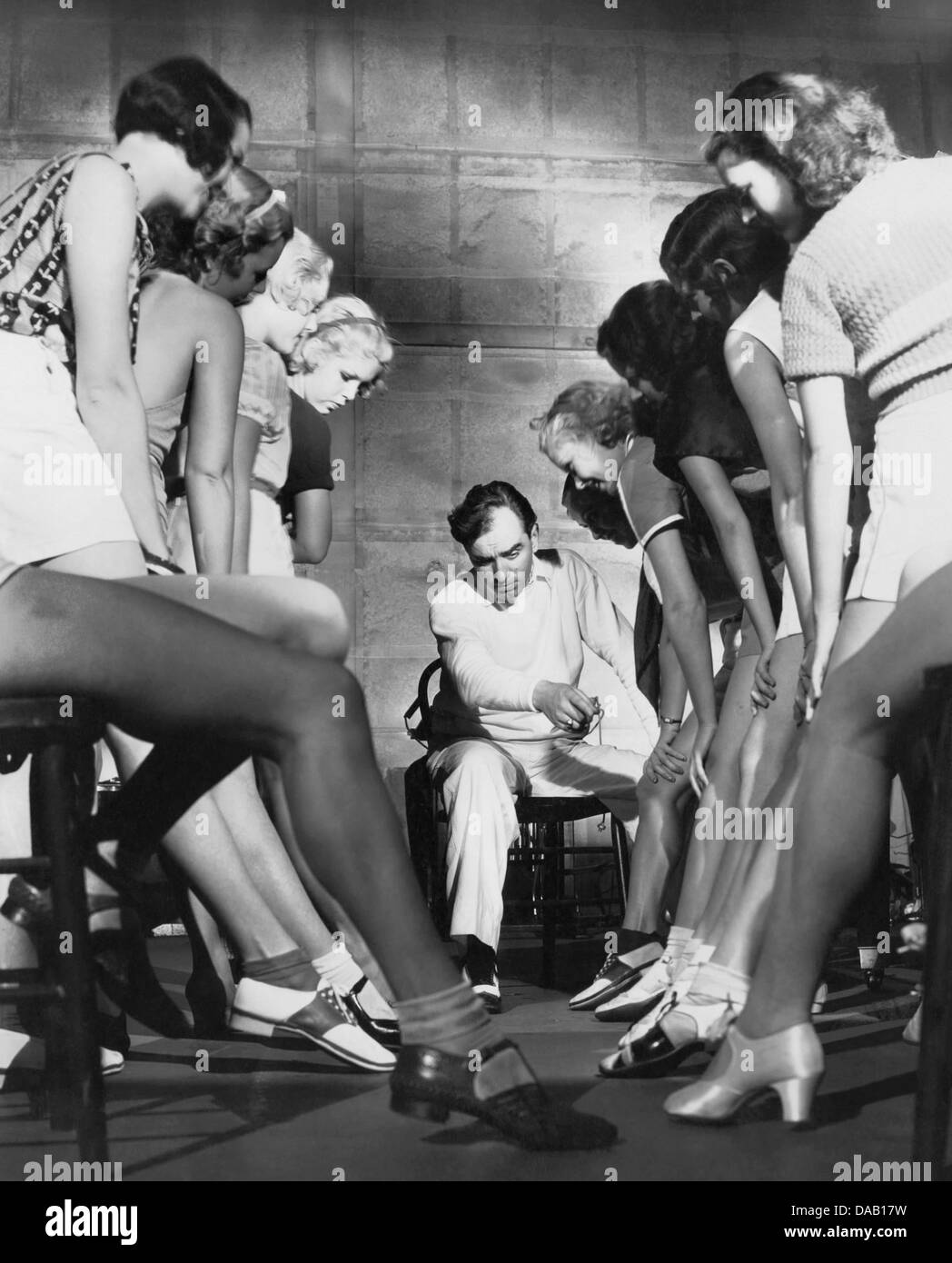 BUSBY BERKELEY (1895-1976)-Hollywood-Regisseur mit einigen der Chor während der Dreharbeiten zu 42nd Street im Jahr 1933 Stockfoto