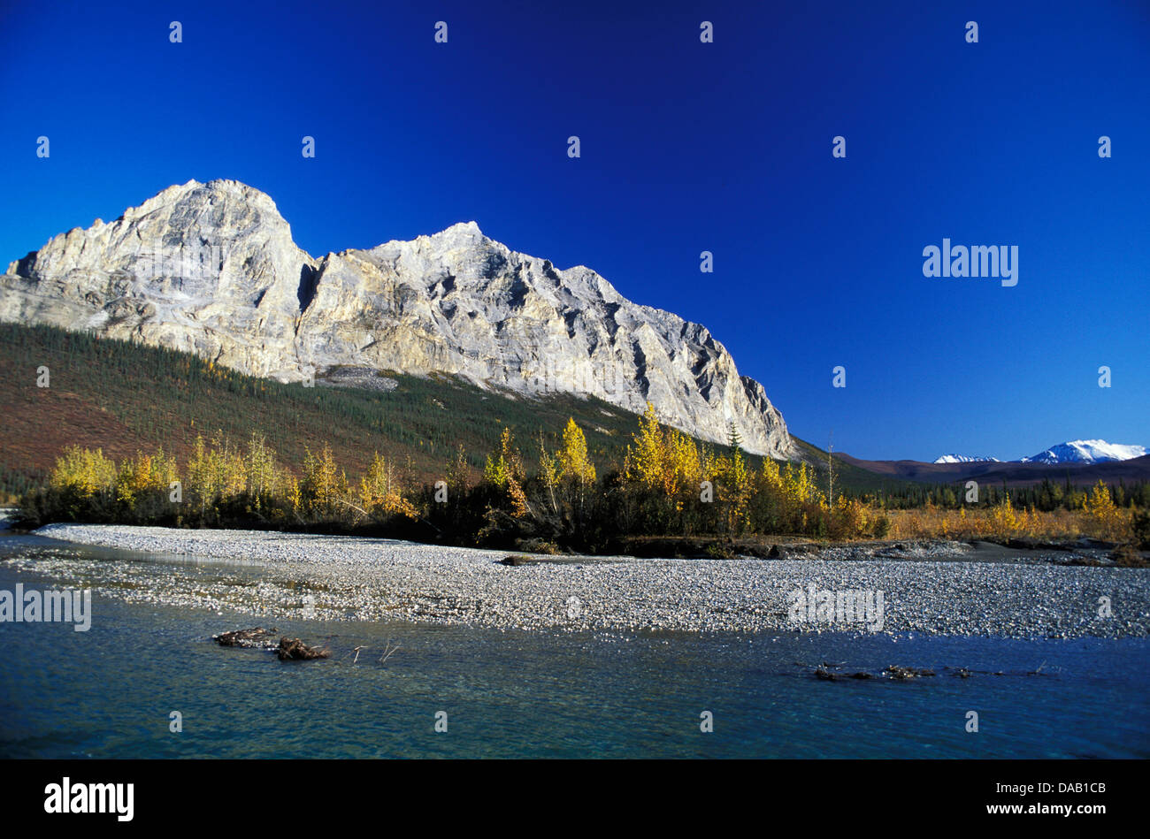 Middle Fork Koyukuk River, Dalton Highway, Alaska, USA, Berg, Felsen, Hügel, Peak, Snowcap, Fluss, Bach, Bach, Kälte Stockfoto