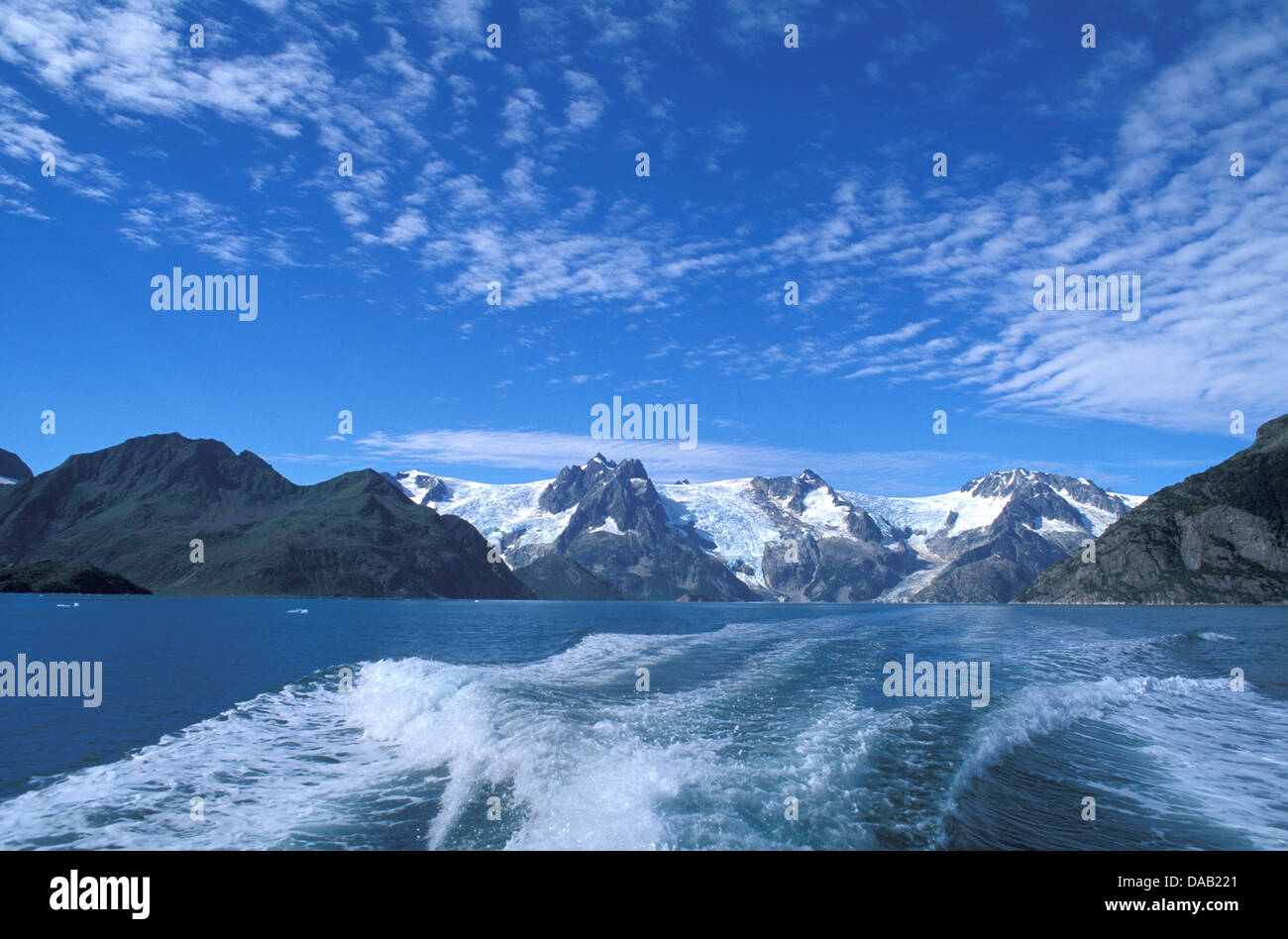 Nordwestlichen Fjord, Kenai Fjords, Alaska, USA, Meer, Boot Gefolge, Berge, Berge, Wasser, blauer Himmel, sonnig, wake, Boot Stockfoto