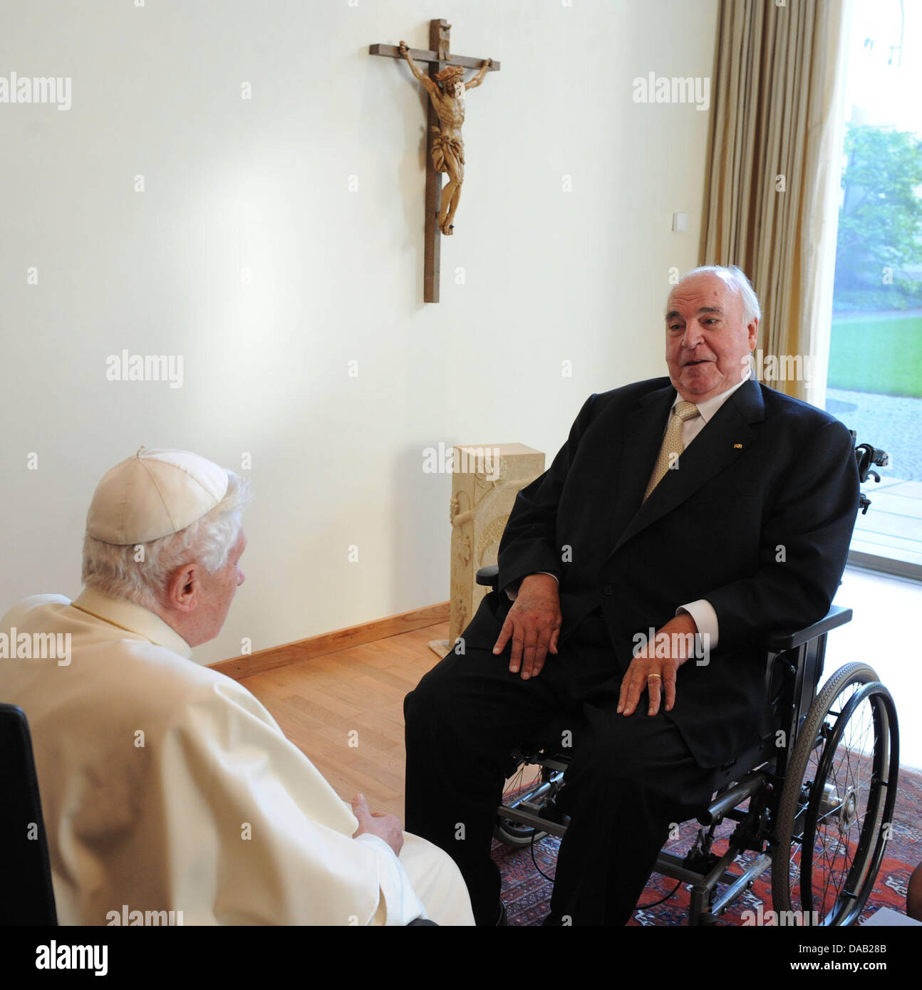 Papst Benedikt XVI. (L) trifft der ehemalige Bundeskanzler Helmut Kohl in Freiburg im Breisgau, Deutschland 24. September 2011. Der Leiter der römisch-katholischen Kirche besucht Deutschland vom 22-25 September 2011.  Foto: Wolfgang Radtke Dpa/Lsw +++(c) Dpa - Bildfunk +++ Stockfoto