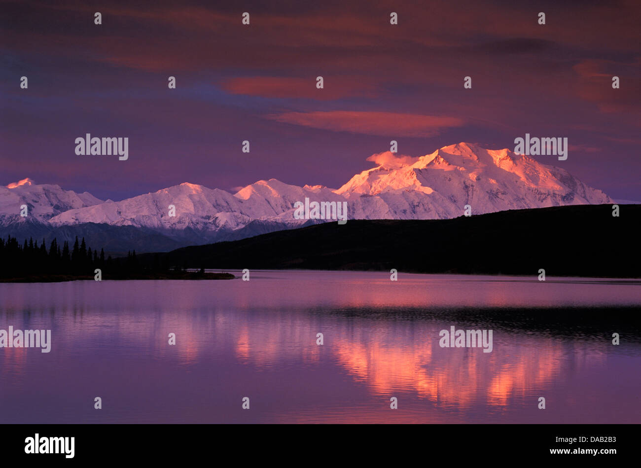 Mount McKinley, Denali, Wonder Lake, Denali, Nationalpark, Preserve, Alaska, USA, Sonnenuntergang, bunten Himmel, Reflexion, zu beruhigen, entspannen Stockfoto