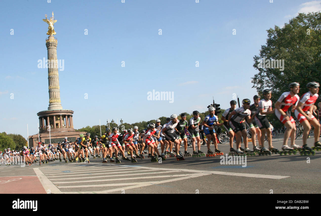 Teilnehmer der Inline-Marathon skate Aournd der Siegessäule in Berlin, Deutschland, 24. September 2011. Der 38. Berlin-Marathon Inline-Skating ist der weltweit größte seiner Art mit über 6.500 Teilnehmern. Foto: STEPHANIE PILICK Stockfoto