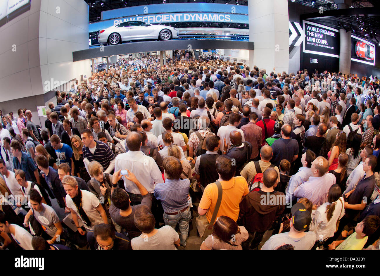 Die BMW-Halle ist überfüllt mit Besuchern auf der Frankfurter Automobilausstellung (IAA) in Frankfurt Main, Deutschland 24. September 2011. Nach Angaben des Verbandes der deutschen Automobilindustrie (VDA) hat die IAA viel mehr Besucher als erwartet hatte. Foto: FRANK RUMPENHORST Stockfoto