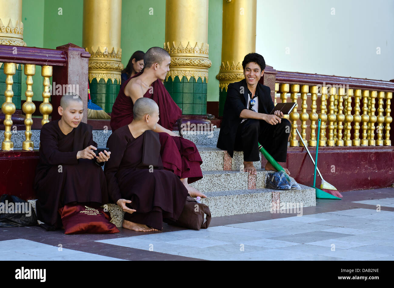 Buddhistische Mönche in der Shwedagon-Pagode, Yangon, Myanmar. Stockfoto