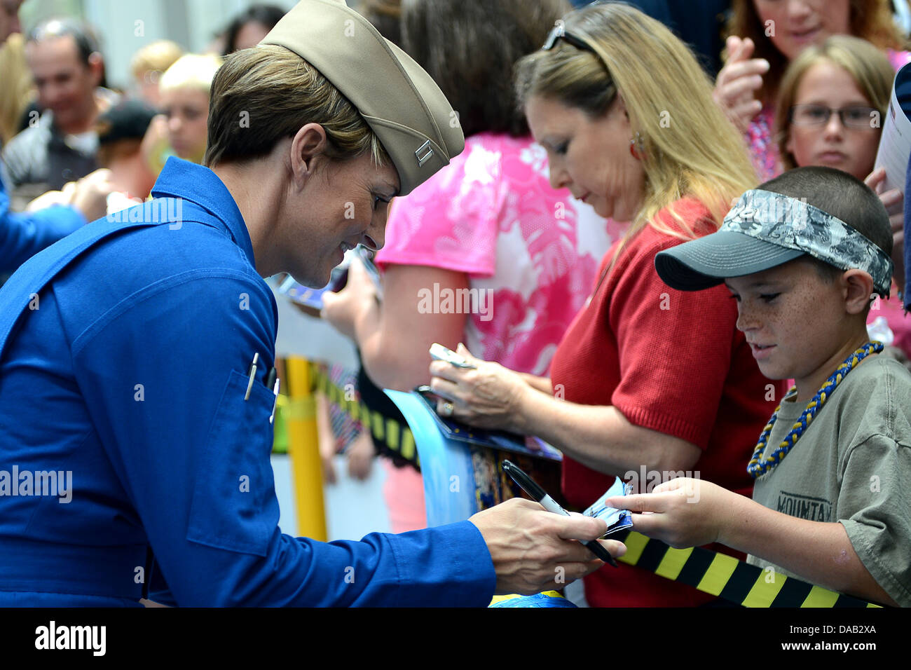 Lt. Holly Taylor, Verwaltungsbeamte der US Navy Flight Demonstration Geschwader, der Blue Angels, Autogramme bei t Stockfoto