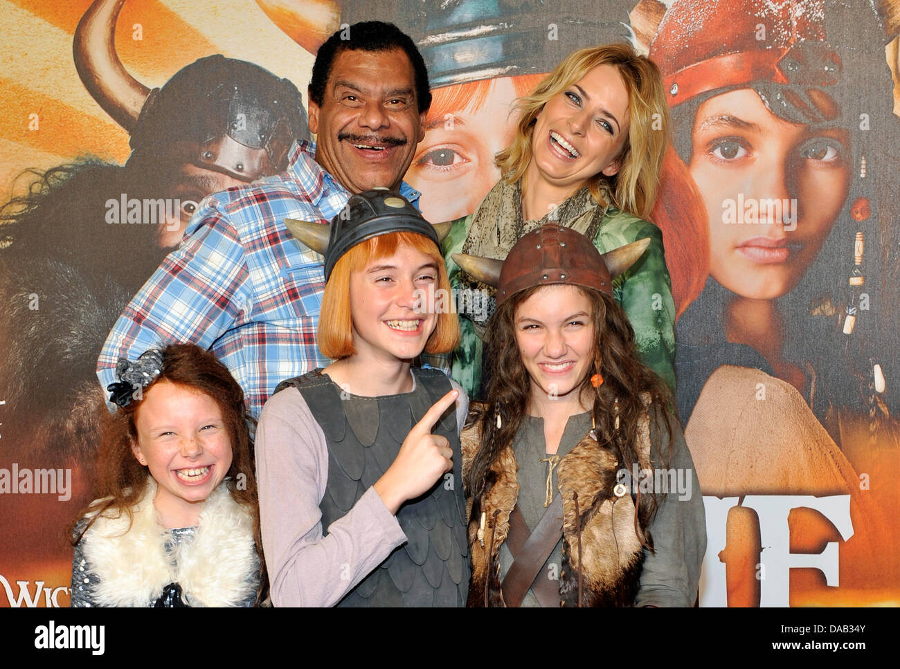 Jadea Mercedes Diaz (L-R), Jonas Haemmerle, Valeria Eisenbart Günther Kaufmann und Eva Padberg kamen für die Premiere ihres Films "Wickie Auf grosser Fahrt" ("Wickie auf Tour") in München, Deutschland, 25. September 2011. Der Nachfolger des "Wicki und die starken Männer" wird am 29. September 2011 ausgestrahlt. Foto: URSULA Düren Stockfoto