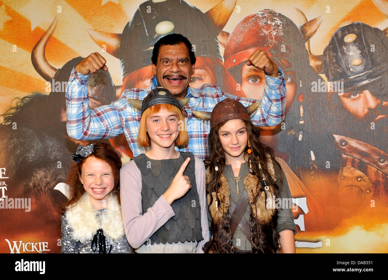Jadea Mercedes Diaz (L-R), Jonas Haemmerle, Valeria Eisenbart und Guenther Kaufmann kommen für die Premiere ihres Films "Wickie Auf grosser Fahrt" ("Wickie auf Tour") in München, Deutschland, 25. September 2011. Der Nachfolger des "Wicki und die starken Männer" wird am 29. September 2011 ausgestrahlt. Foto: URSULA Düren Stockfoto