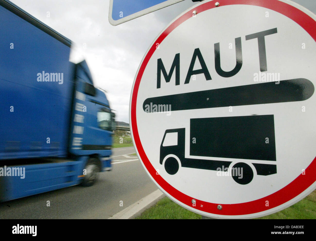 (Dpa Datei) - eine Archiv Bild, datiert 30. März 2005, zeigt ein LKW vorbei an einem Schild mit zeigt Autobahn A 98 als gegenüber Mautgebühren für LKW und LKW in der Nähe von Waldshut-Tiengen, Deutschland. Die SPD verlangt eine bundesweit umfassende Maut für deutsche Autobahnen. Foto: Patrick Seeger Stockfoto