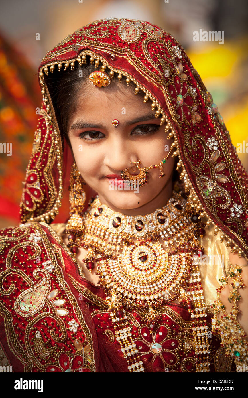 Jaisalmer, Dessert Festival, Festival, Sari, Schmuck, festlich, Frau,  Mädchen, Hochzeit, dekoriert, Dekoration, Party, Fête, Cel Stockfotografie  - Alamy