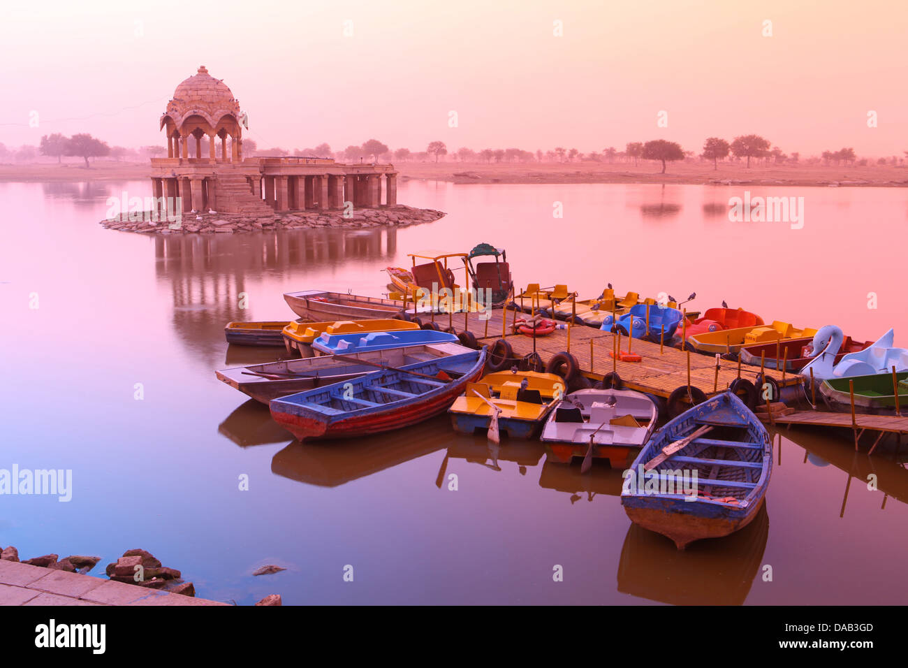 See Gadi Sagar, See, morgens, Sonnenaufgang, mystische, geheimnisvolle, Boote, Fußgängerbrücke, Ruhe, Reflexion, Ufer, Pavillon, idyllisch, ich Stockfoto