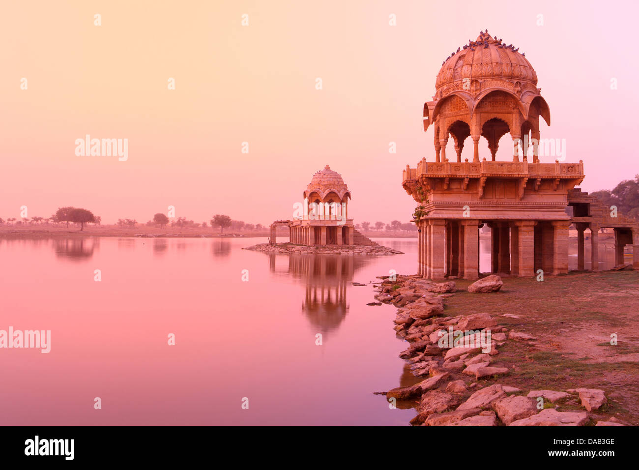 See Gadi Sagar, morgens, Sonnenaufgang, mystische, geheimnisvolle, ruhig, Reflexion, See, Ufer, Pavillon, idyllische, Idylle, Tourist, JEISA Stockfoto