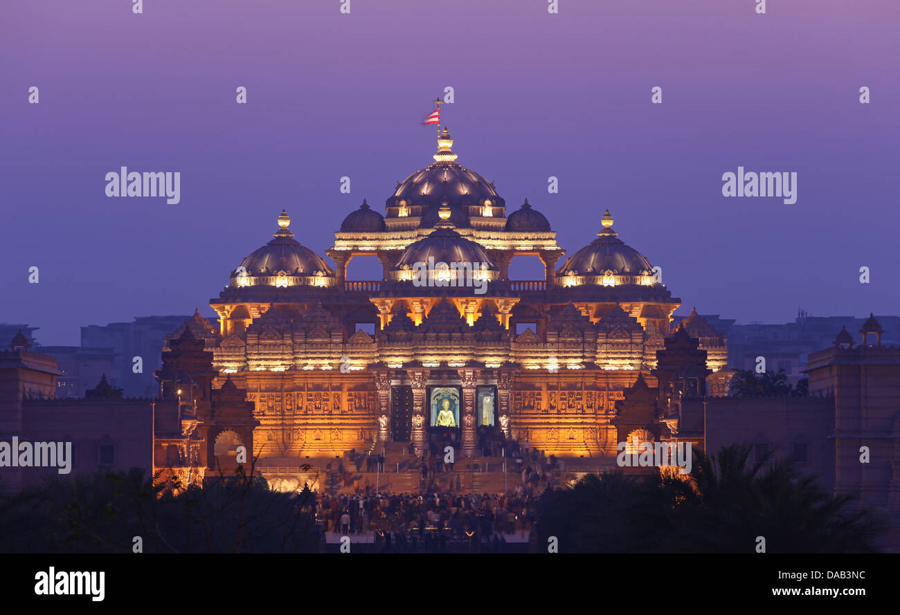 Akshardham Tempel, Neu Delhi, Nachtaufnahme, blaue Stunde, Gott, Religion, Göttlichkeit, Gottheit, Statue, Gold, beten, Indien, Asien, Stockfoto