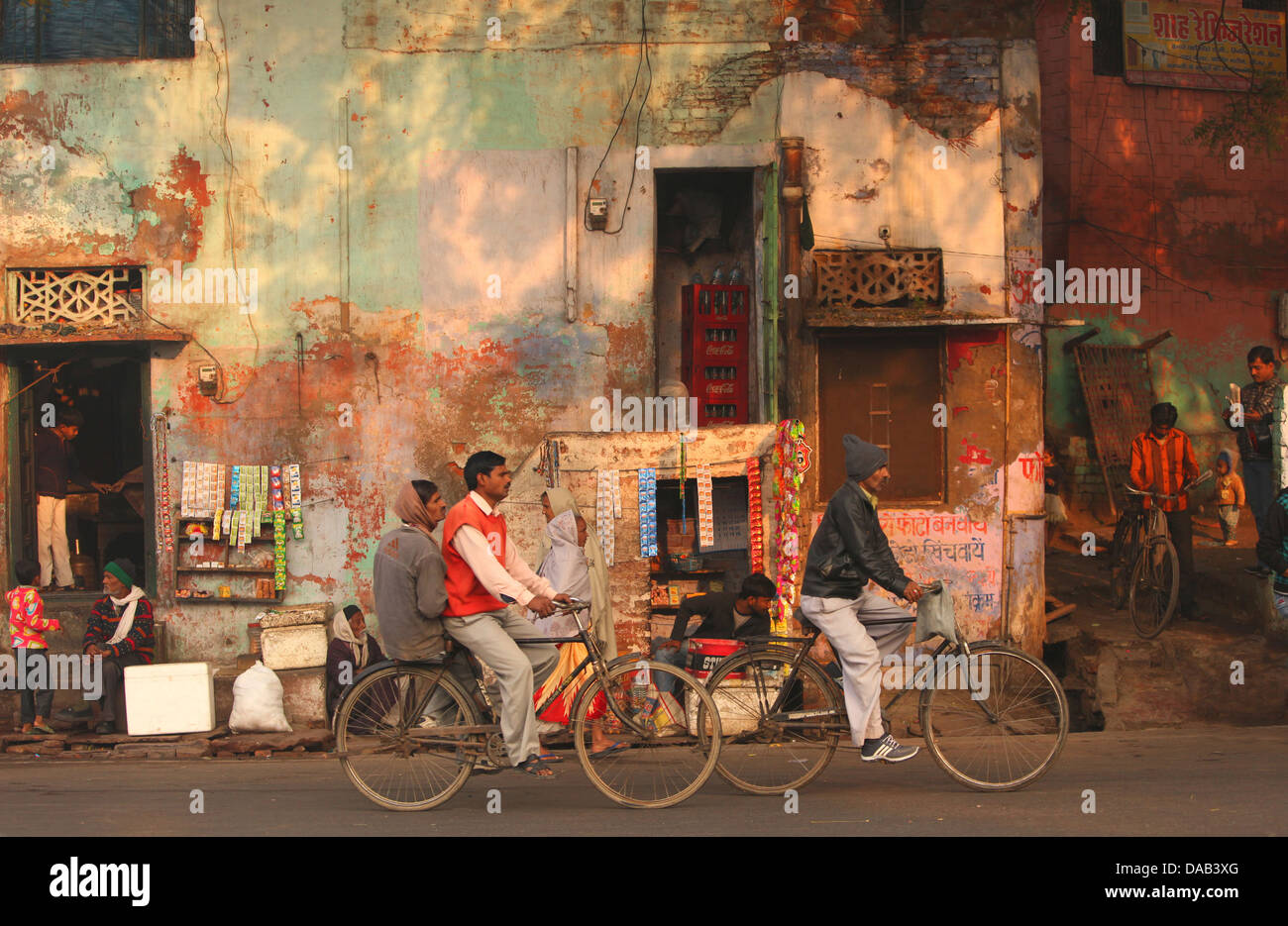 Straßenszene, Agra, Uttar Pradesh, Fassade, hell, Fahrrad, Fahrrad, Person, morgens, Indien, Asien, Stockfoto