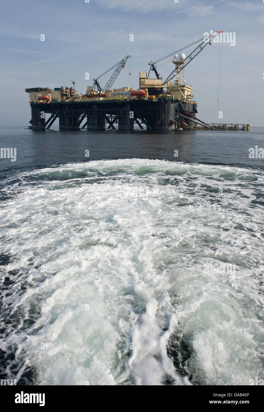 Die Rohrverlegung Schiff "Castoro Sei" wird durch einen Anker, Umgang mit Schlepper an der Küste von Rügen in der Nähe von Göhren, Deutschland, 26. September 2011 geschleppt. Der Bau der Nordsee-Pipeline "Nord Stream" ist in seiner Endphase. Die Rohrverlegung Schiff angekommen in Rügen, der zweite Strang Finale 55 Kilometer bis Mitte Oktober zu installieren. 57 Prozent der zweite Strang der 1.200 Kilometer langen Stockfoto