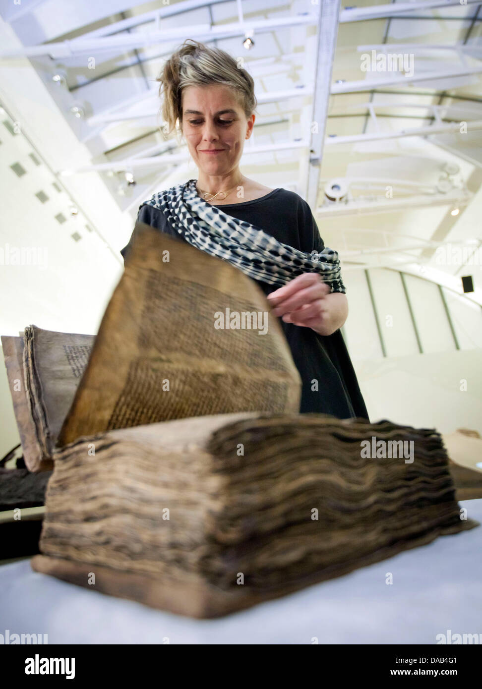 Isländische Künstlerin Gabriela Fridriksdottir steht hinter einem alten handschriftlichen Buch, das ist Teil ihrer Installation in der Shirn Kunsthalle (Ausstellungsraum) in Frankfurt Main, Deutschland, 27. September 2011. Die Installation umfasst acht mittelalterliche Handschriften aus Island, die durch eine "mythische Installation" umgeben sind. Foto: Frank Rumpenhorst Stockfoto