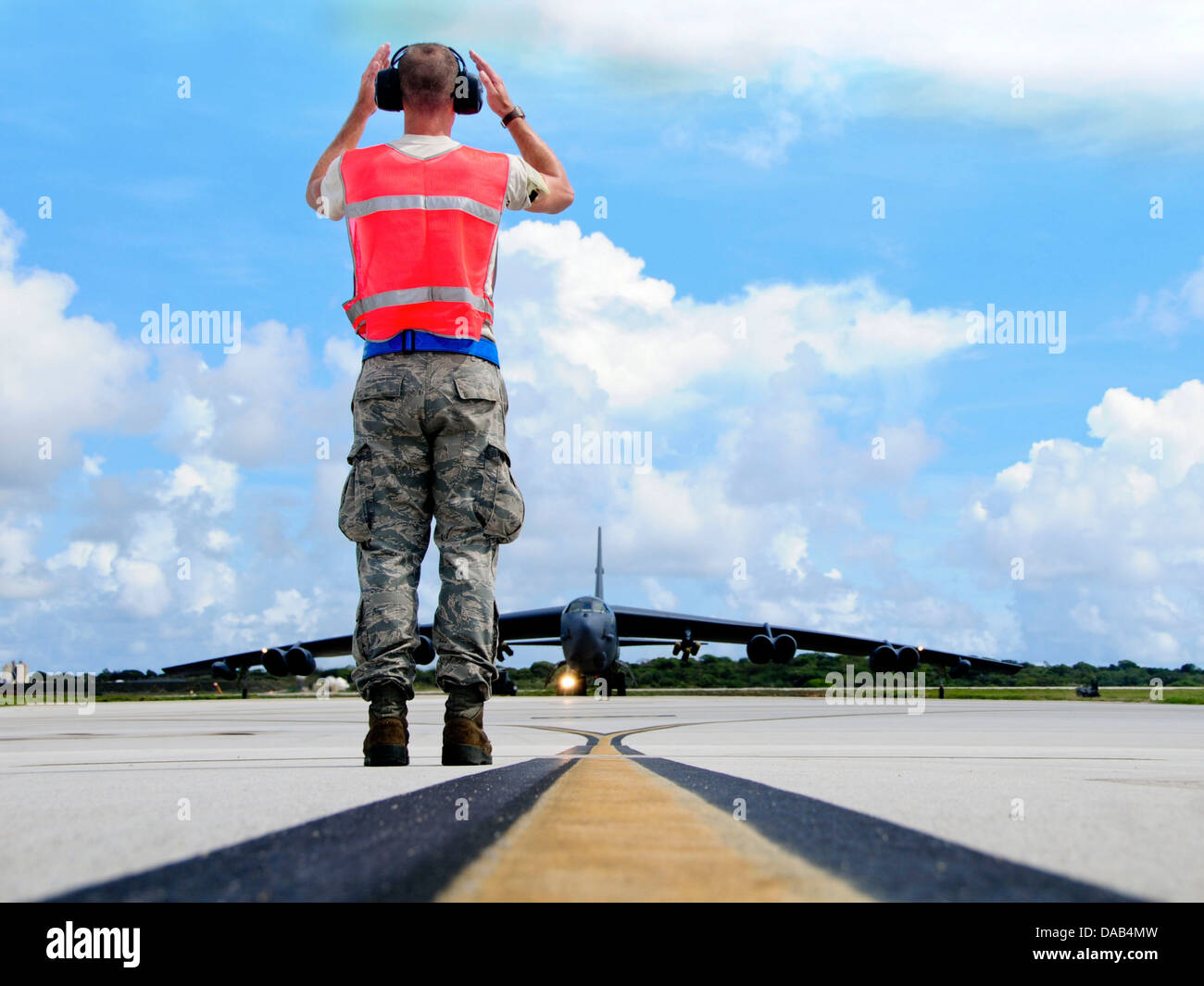 Staff Sgt Ryan Vogt, 36. Expeditionary Aircraft Maintenance Squadron gewidmet Crewchief, Marschälle eine b-52 Stratofortress 2. Juli 2013, an der Flightline auf Andersen Air Force Base, Guam. 36. EAMXS bereitgestellt wird hier von Minot Air Force Base, N.D., Stockfoto