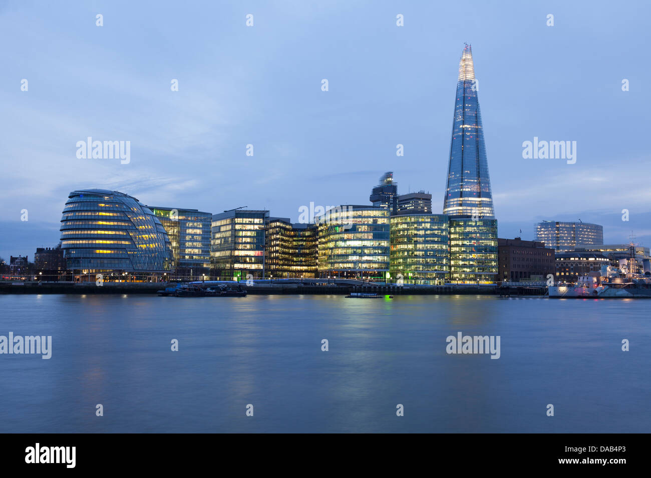 Stadtbild-the Shard London, St. Thomas Hospital und Bürogebäude am Südufer in der Nacht, England Stockfoto