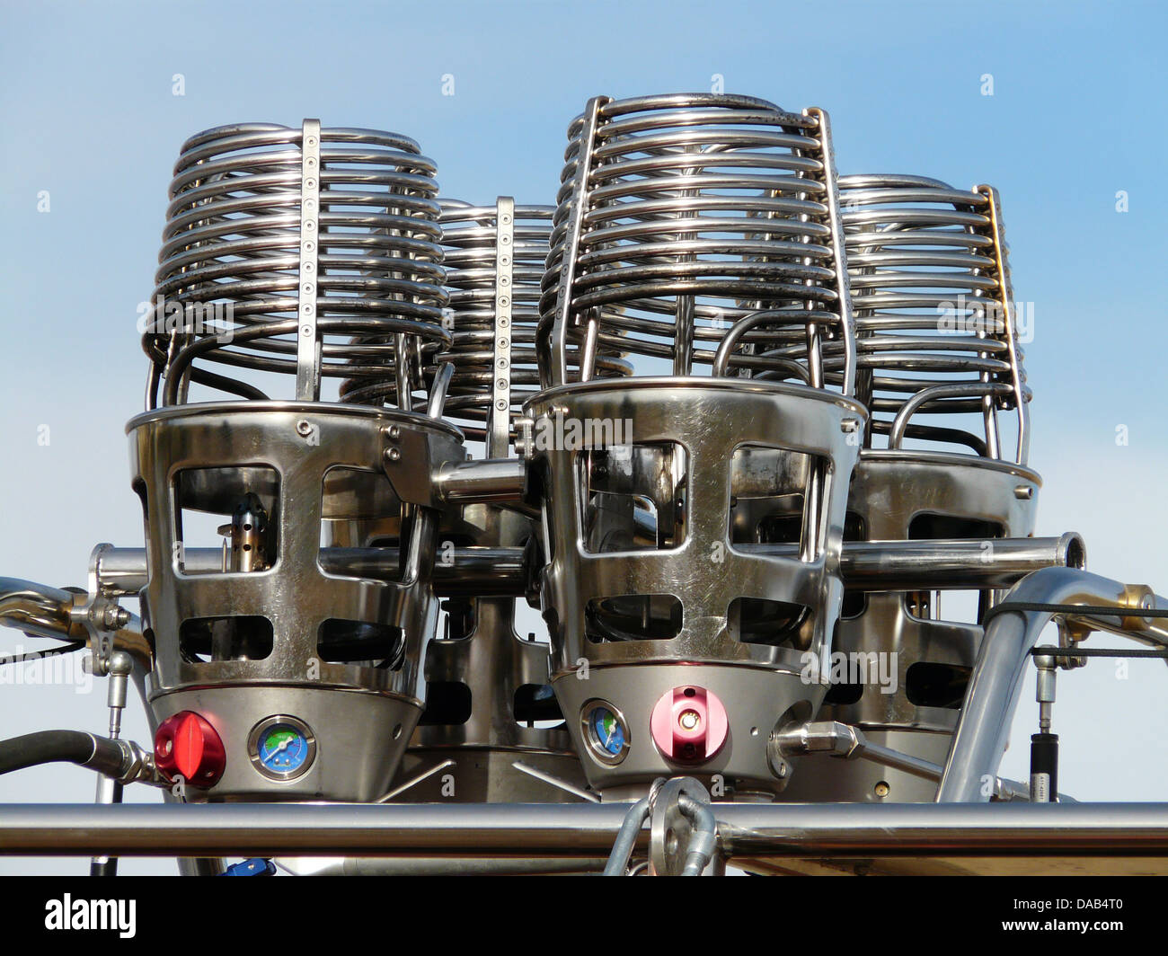 Ein Ballon mit Brenner, der im Luftsport eingesetzt wird. Der Ballon ist an einem Band befestigt und wird für Luftveranstaltungen oder Ausstellungszwecke verwendet, typischerweise bei Heißluftballonfestivals oder im Rahmen von Luftsportausstellungen. Stockfoto