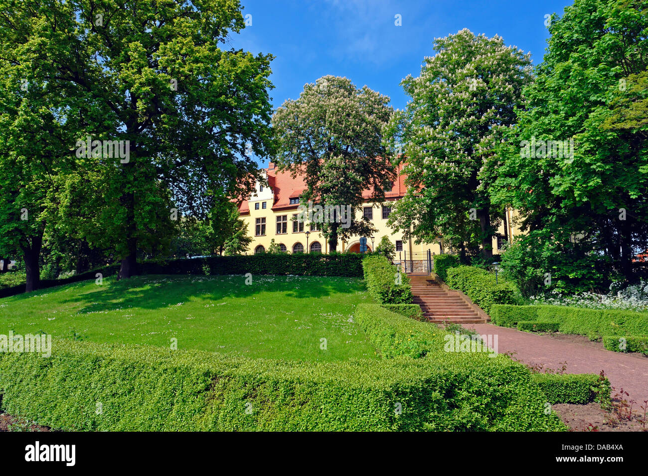 Europa, Deutschland, Sachsen-Anhalt, Bad Lauchstädt, Goethe-Stadt, Querfurter Straße, Kurpark, Schloss, Bäume, Gebäude, con Stockfoto