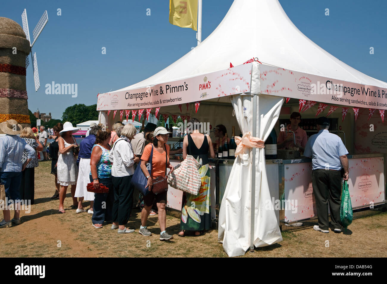 Hampton Court Palace, UK, 9. Juli 2013, Besucher in die Warteschlange für Pimms & Champagner an der RHS Hampton Court Palace Flower zeigen 2013 Credit: Keith Larby/Alamy Live News Stockfoto