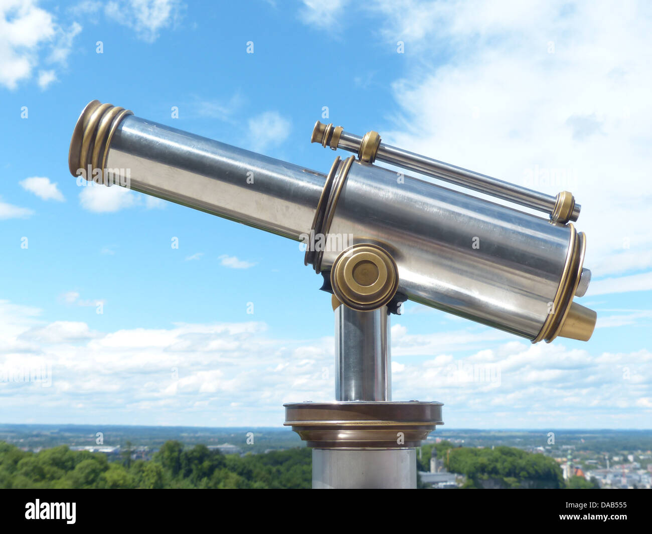 Ein Teleskop mit einem Fernglas bietet einen Überblick über entfernte Landschaften und Objekte. Dieses optische Instrument wurde für die Anzeige weit entfernter Ziele mit verbesserter Klarheit und Präzision entwickelt, die häufig für Astronomie, Naturbeobachtung und Überwachung verwendet werden. Stockfoto