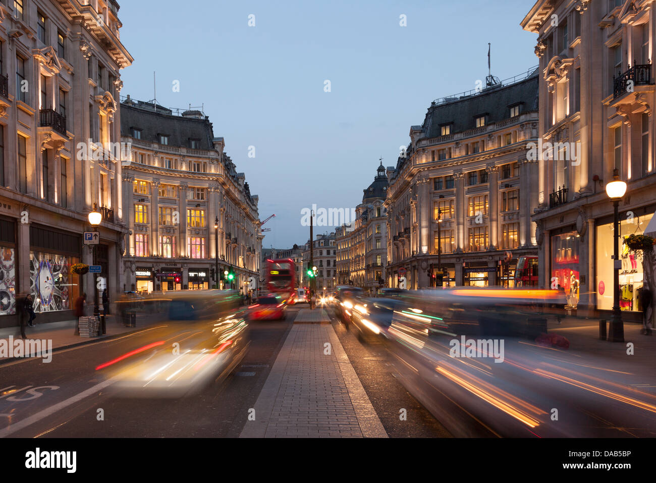 Verkehr auf Regents Street bei Nacht, Oxford Circus, London, England Stockfoto