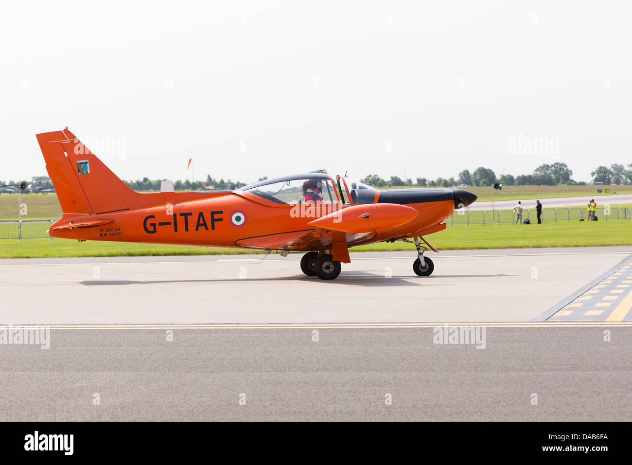 Privatbesitz SIAI-Marchetti SF-260 bin auf die Piste zur RAF Waddington Airshow 2013 Stockfoto