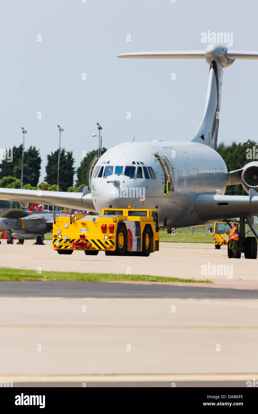 RAF Vickers VC10 der 101 Geschwader auf der Pfanne mit Schlepper an RAF Waddington. Stockfoto