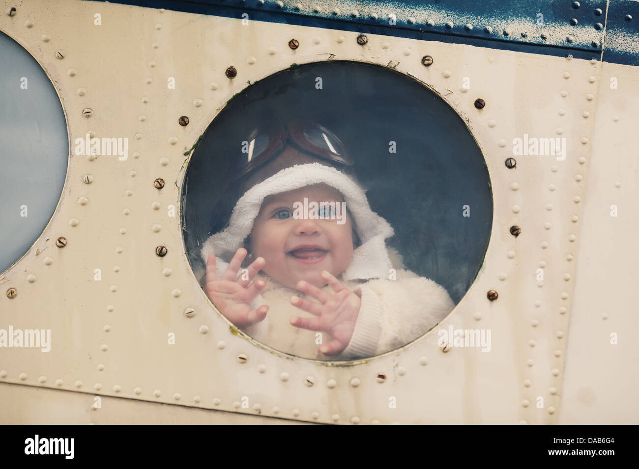 süße wenig baby träumt, pilot Stockfoto