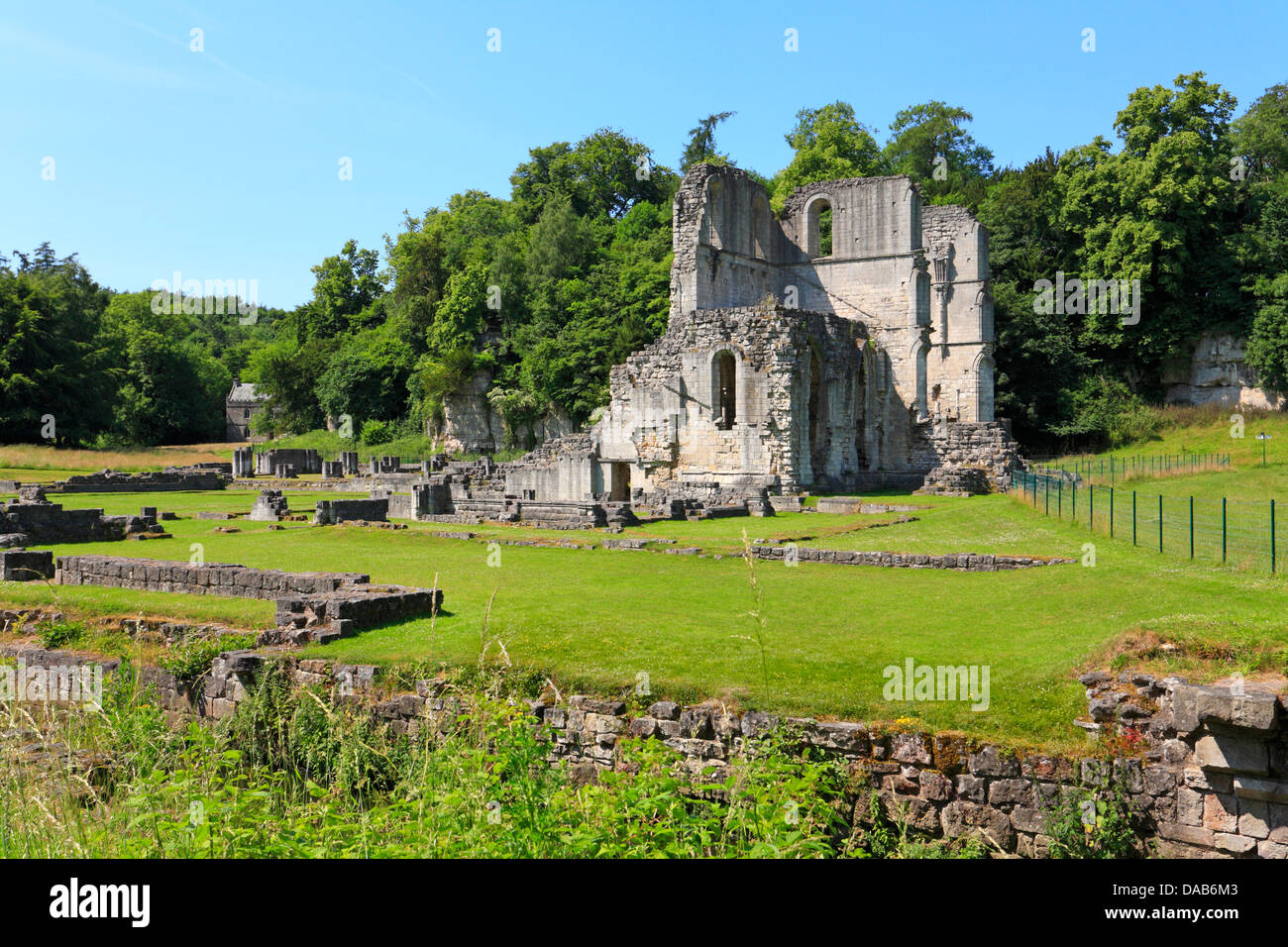 Die Ruinen von Roche Abtei Zisterzienserkloster aus dem öffentlichen Fußweg, Maltby nahe Rotherham, South Yorkshire, England, UK. Stockfoto