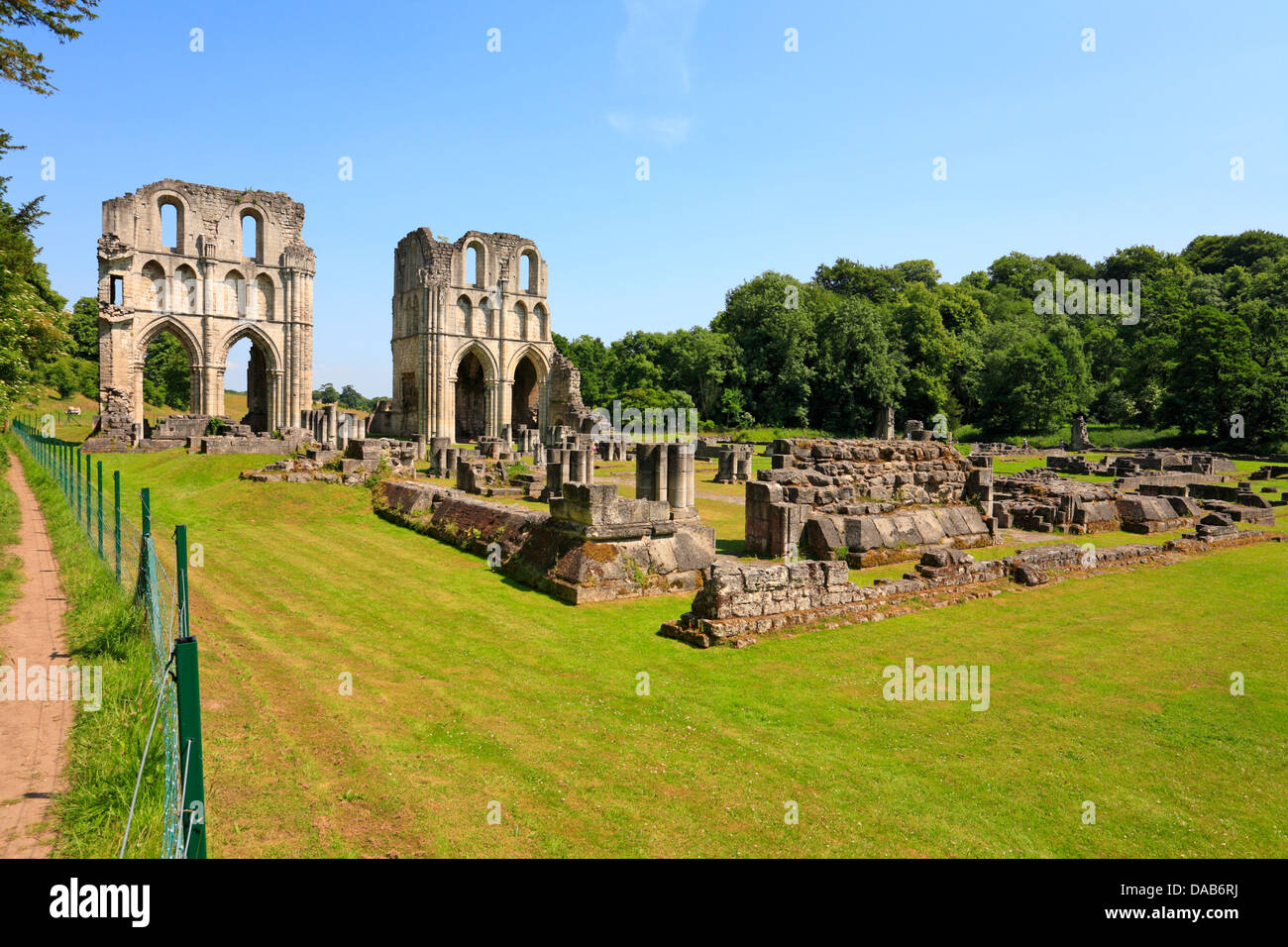 Die Ruinen von Roche Abtei Zisterzienserkloster aus dem öffentlichen Fußweg, Maltby nahe Rotherham, South Yorkshire, England, UK. Stockfoto