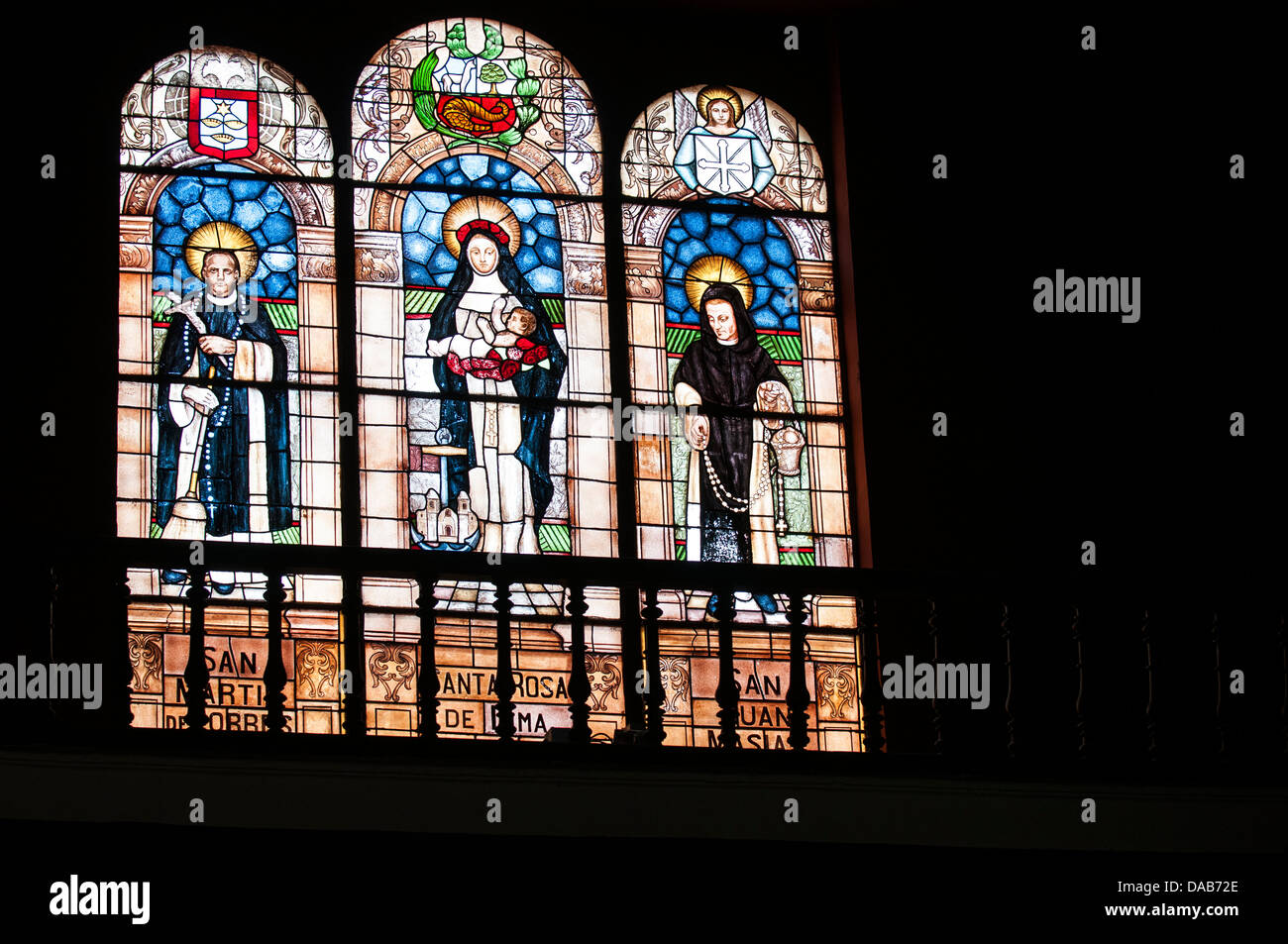 Färben Sie Fenster Glasfenster in der römisch-katholischen Kirche und Kloster von Santo Domingo, Lima, Peru. Stockfoto