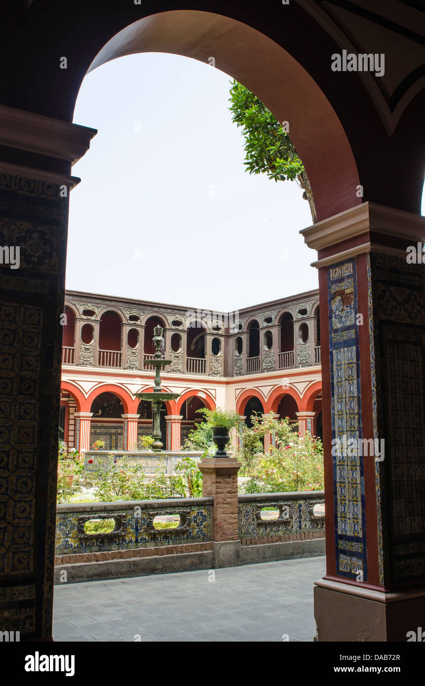 Bogen Torbogen in Gärten Garten im Innenhof der römisch-katholischen Kirche und Kloster von Santo Domingo, Lima, Peru. Stockfoto