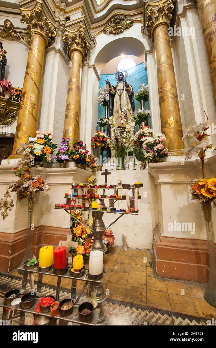 Seitenkapelle mit Kerzen und Altar der römisch-katholischen Kirche und Kloster von Santo Domingo, Lima, Peru. Stockfoto