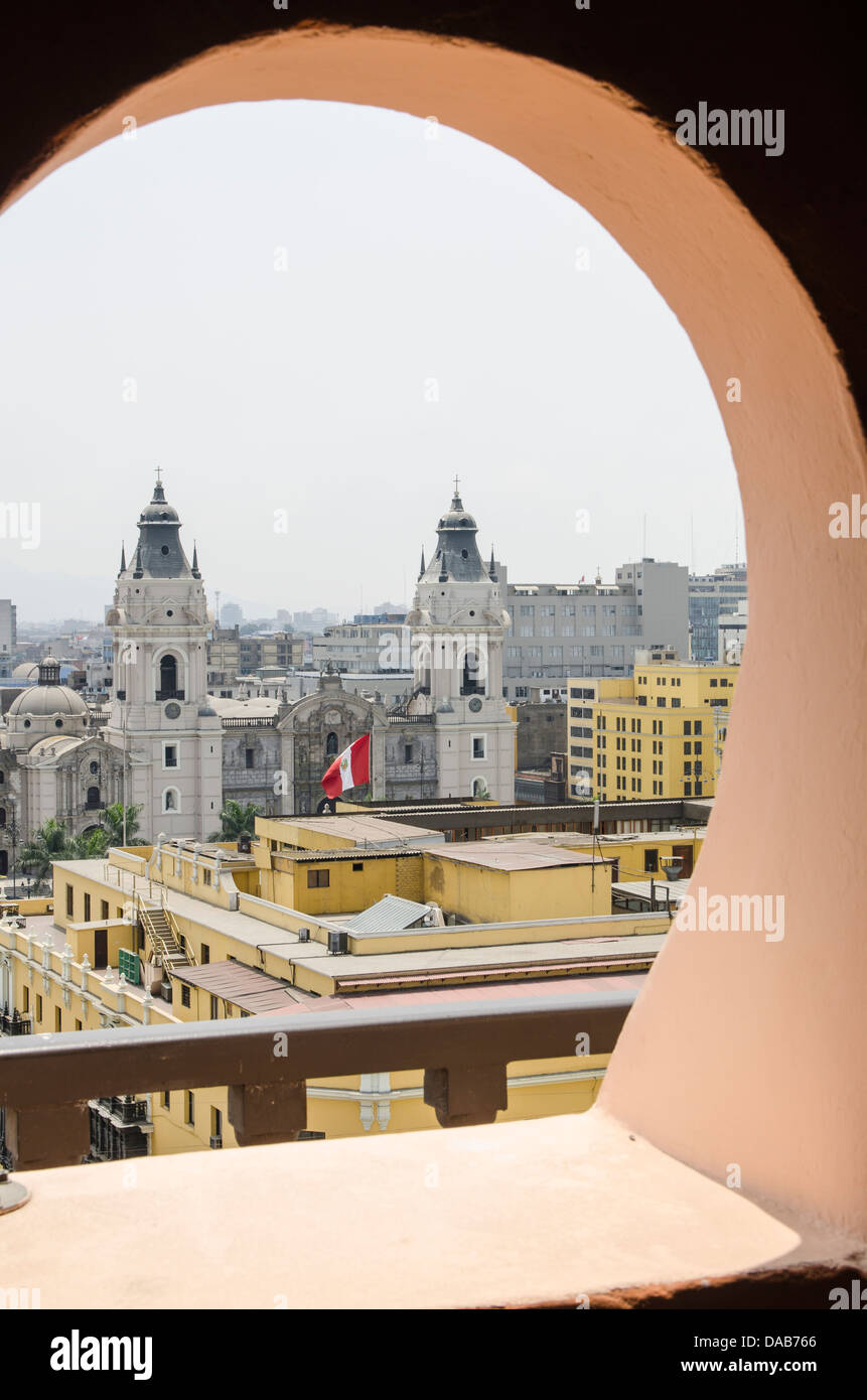 Blick auf die Kathedrale von Lima aus Bell Tower Turm Kirchturm der römisch-katholischen Kirche und Kloster von Santo Domingo, Lima, Peru. Stockfoto