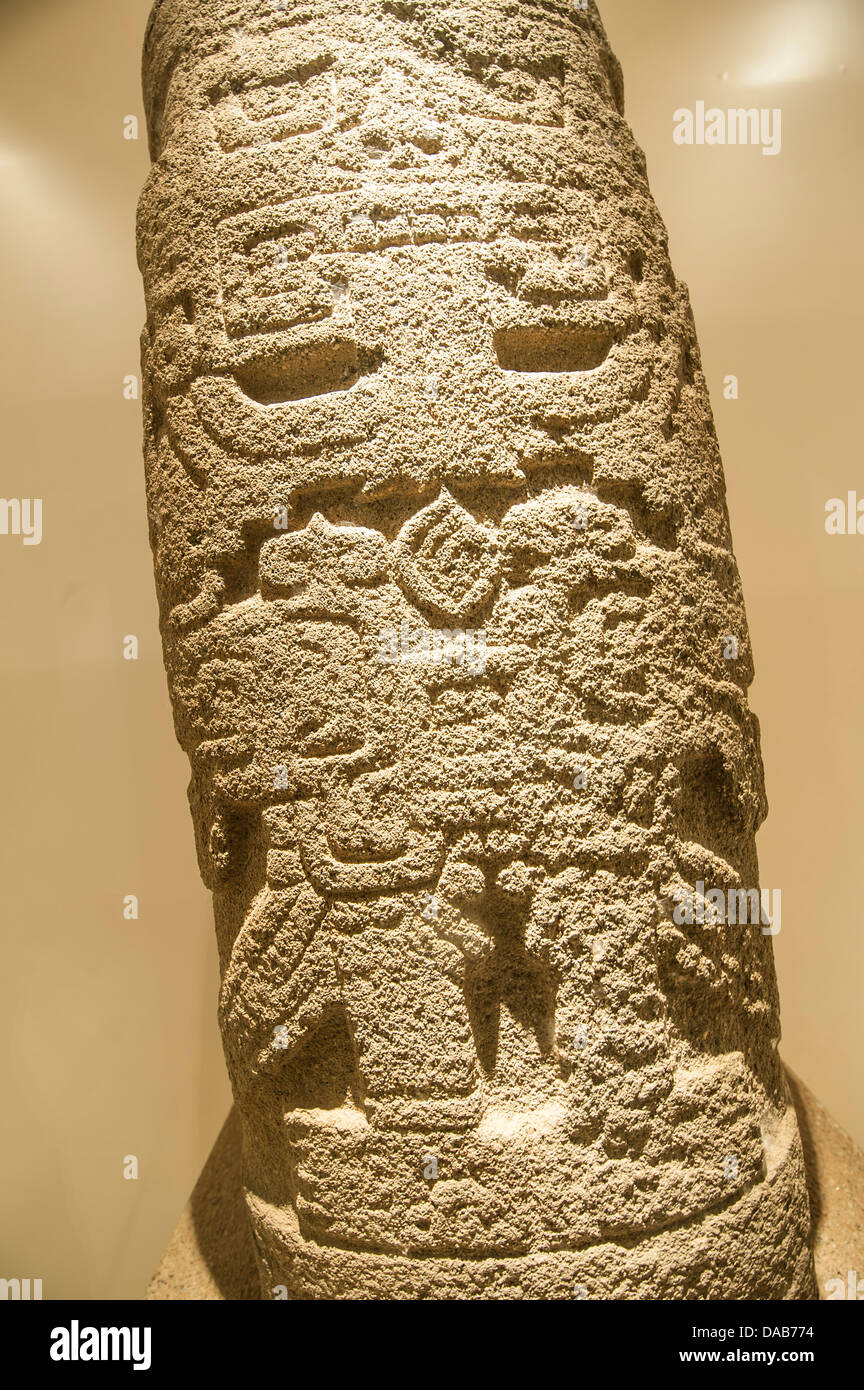 Alten präkolumbianischen Inka Inka Petroglyphen Reliefs auf Stele Stein tablet Artefakt Kunstwerk im Larco Museum in Lima, Peru. Stockfoto