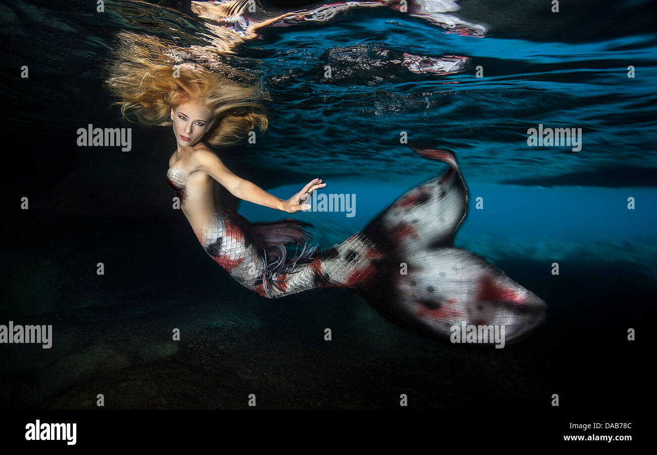 Junge blonde Meerjungfrau Schwimmen unter Wasser in der Exuma Cays Nassau auf den Bahama-Inseln Stockfoto