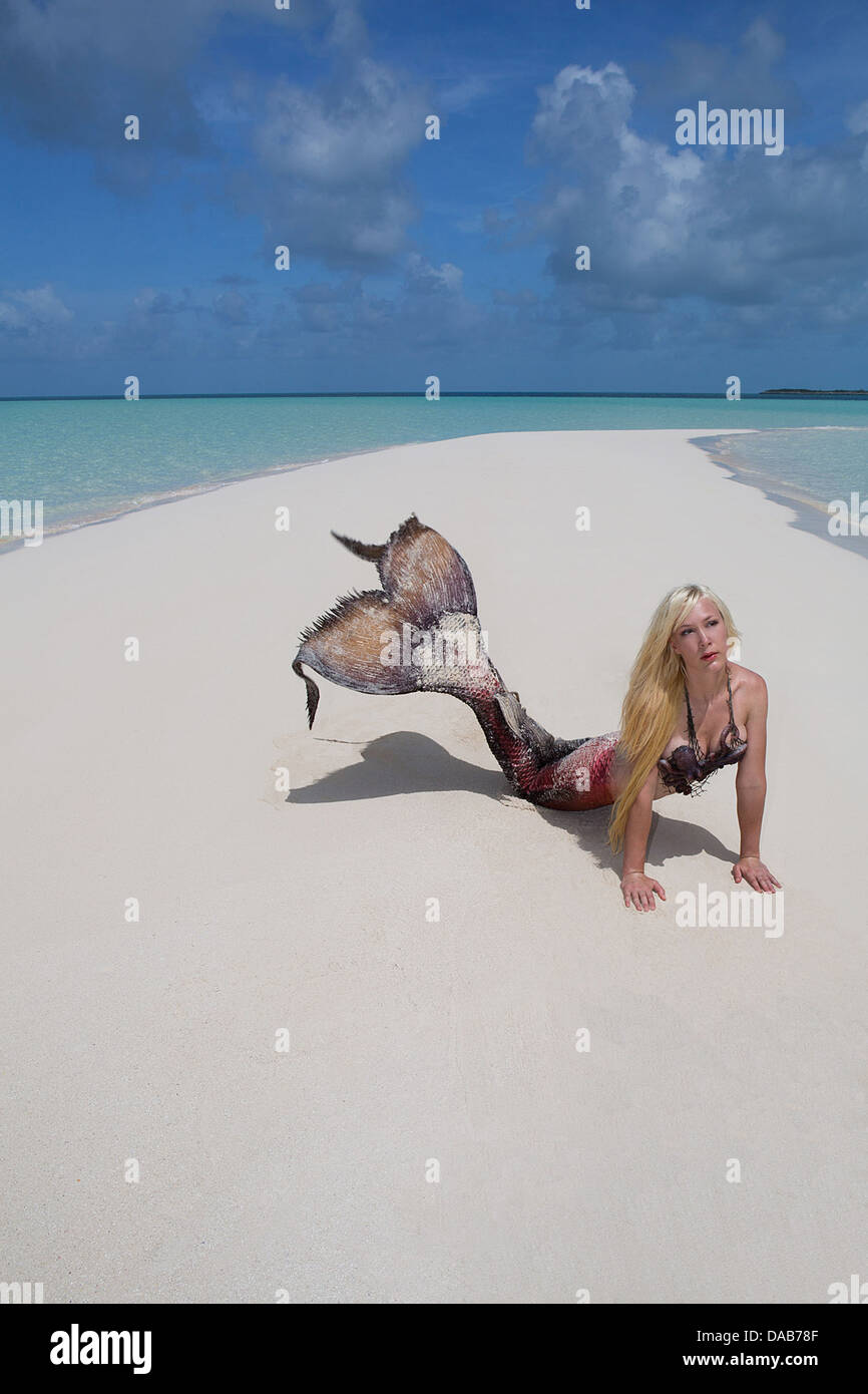 Junge blonde Meerjungfrau Verlegung auf einer Sandbank in der Exuma Cays Nassau auf den Bahama-Inseln Stockfoto