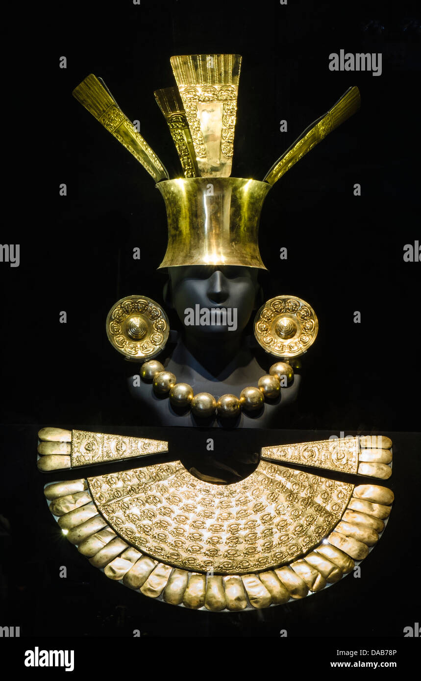 Pre-Columbian gold ornamentalen Verzierungen Amour Rüstung Kopfstück archäologische Artefakte Kunst Kunstwerk Larco Museum, Lima, Peru. Stockfoto