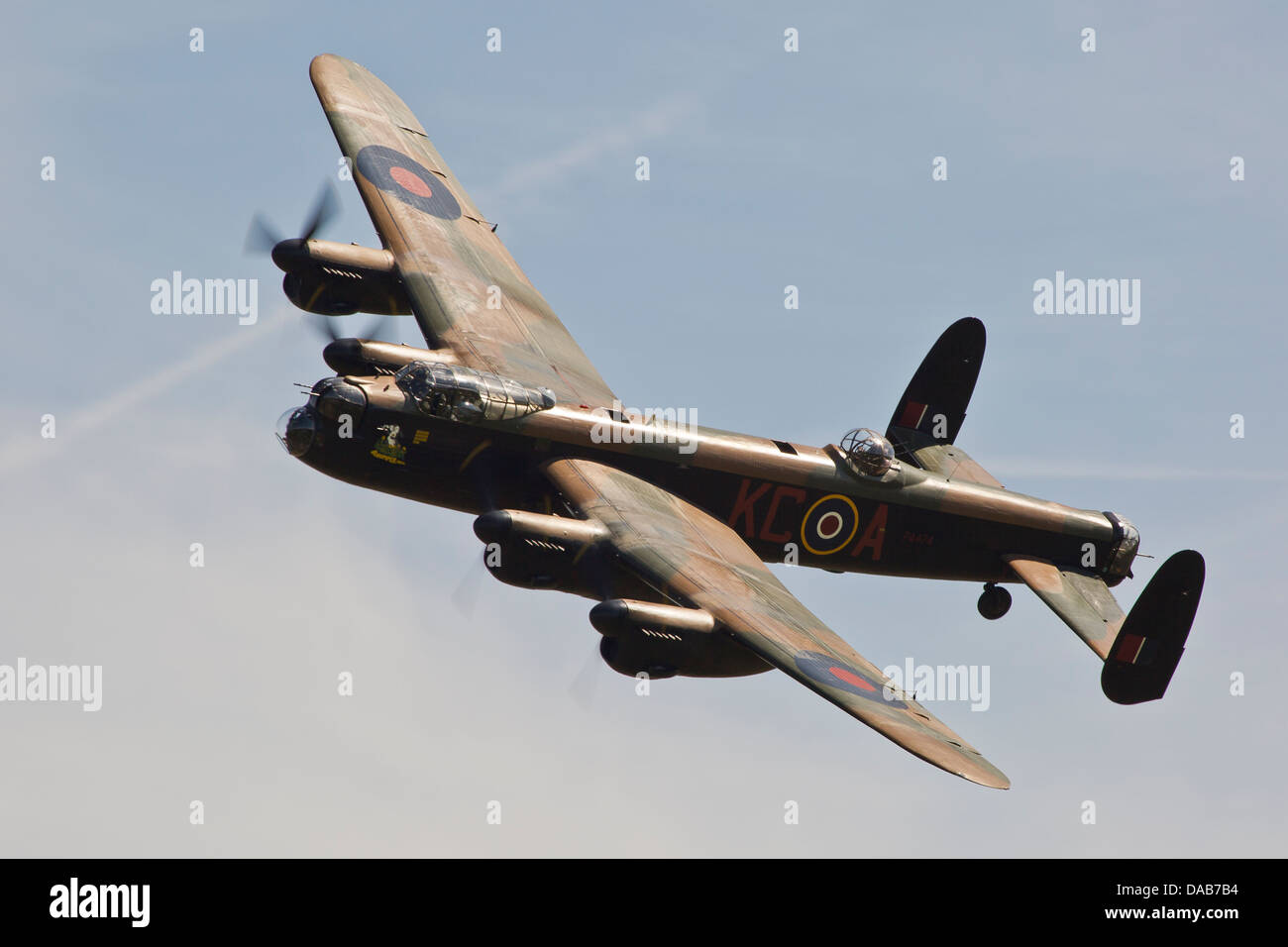 Royal Air Force Battle of Britain Memorial Flight Avro Lancaster PA474 Bomber fliegen in Old Warden Shuttleworth Militär Festzug Stockfoto
