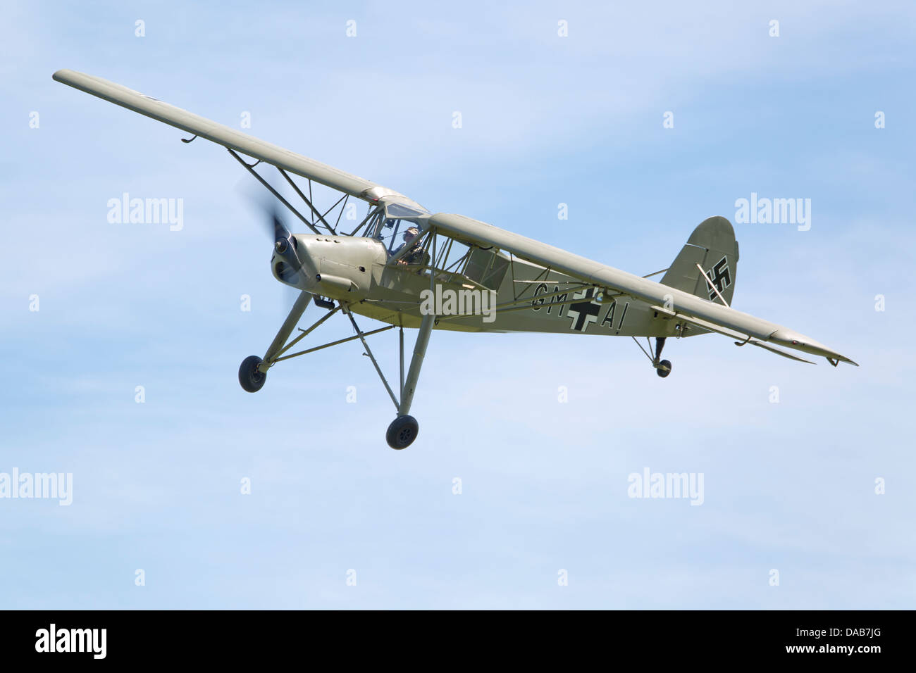 Luftwaffe Fieseler Fi156C Storch G-STCH GM + AI fliegen alt Warden Shuttleworth Militär Festzug Stockfoto