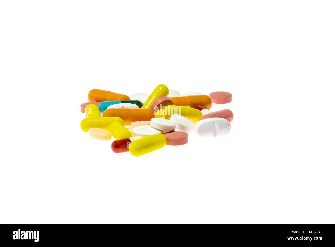 Pillen in verschiedenen Farben auf einem Tisch Stockfoto