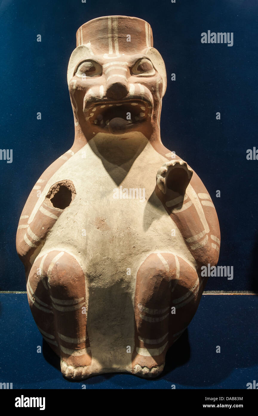 Alten präkolumbianischen Inka Inka Ton Keramik Vase Krug Artefakt Kunstwerke im Museum für Archäologie Archäologie, Trujillo, Peru. Stockfoto