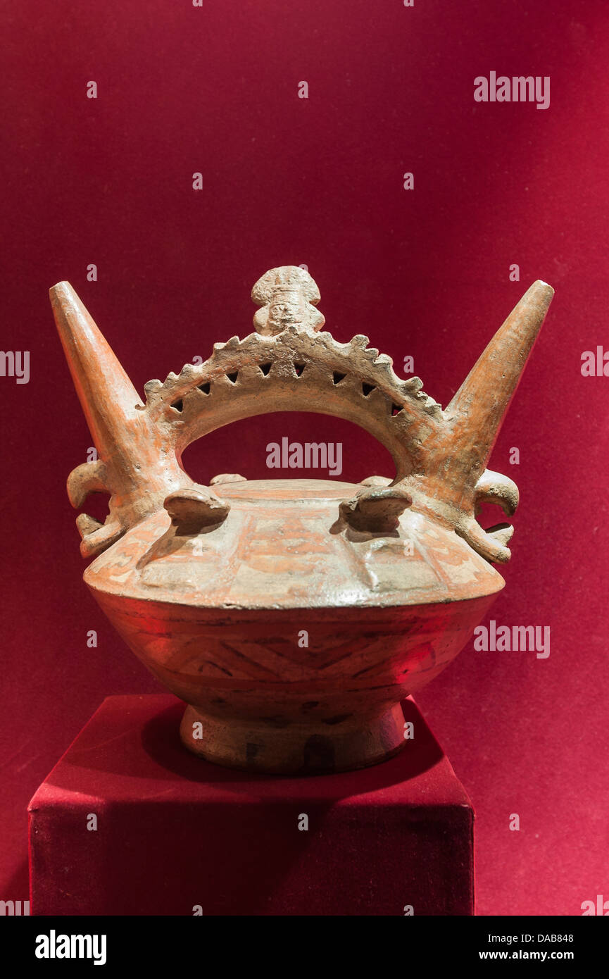 Alten präkolumbianischen Inka Inka Ton Keramik Vase Krug Artefakt Kunstwerke im Museum für Archäologie Archäologie, Trujillo, Peru. Stockfoto