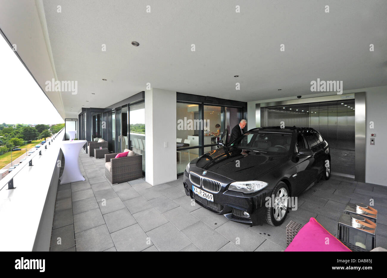 Ein Auto parkt direkt an einer Wohnung in einem Wohnhaus in Karlsruhe, Deutschland, 24. Juni