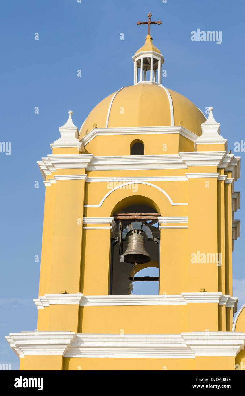Der 17. Jahrhundert Kirchturm und Bell Turm der Kathedrale von Trujillo katholischen Kirche, Trujillo, Peru. Stockfoto
