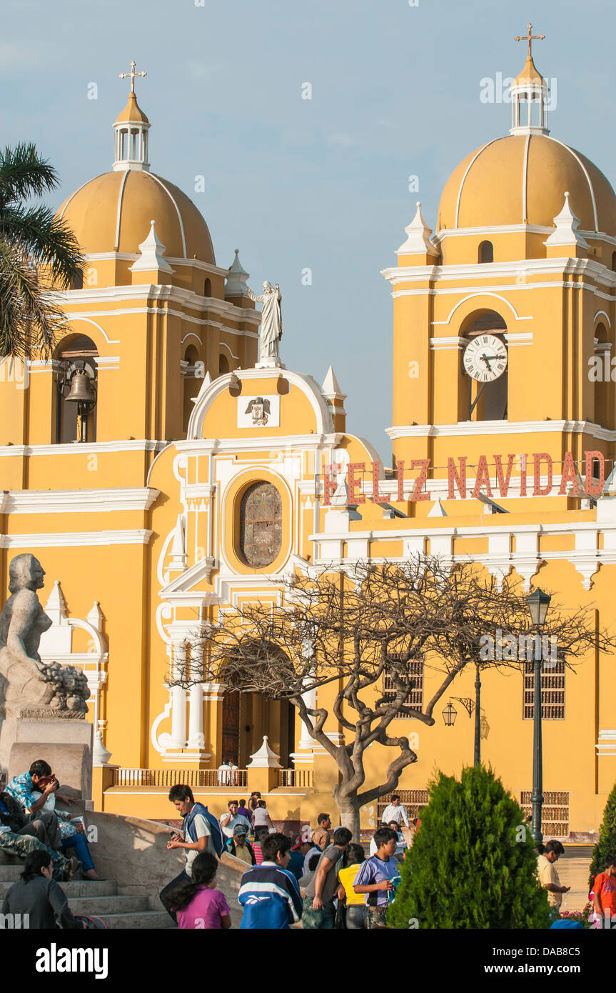 Plaza de Armas und dem 17. Jahrhundert Turm und Glocke Turm der Kathedrale von Trujillo katholischen Kirche, Trujillo, Peru. Stockfoto