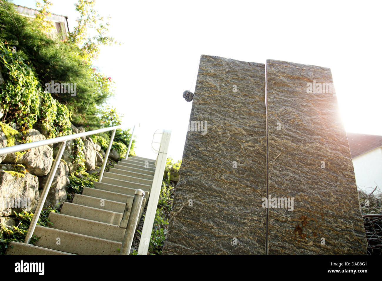 Dekoration Von Garten Und Grenze Zaun Mit Vertikalen Palisade Granit In Der Abendsonne In Der Nahe Der Treppen Stockfotografie Alamy