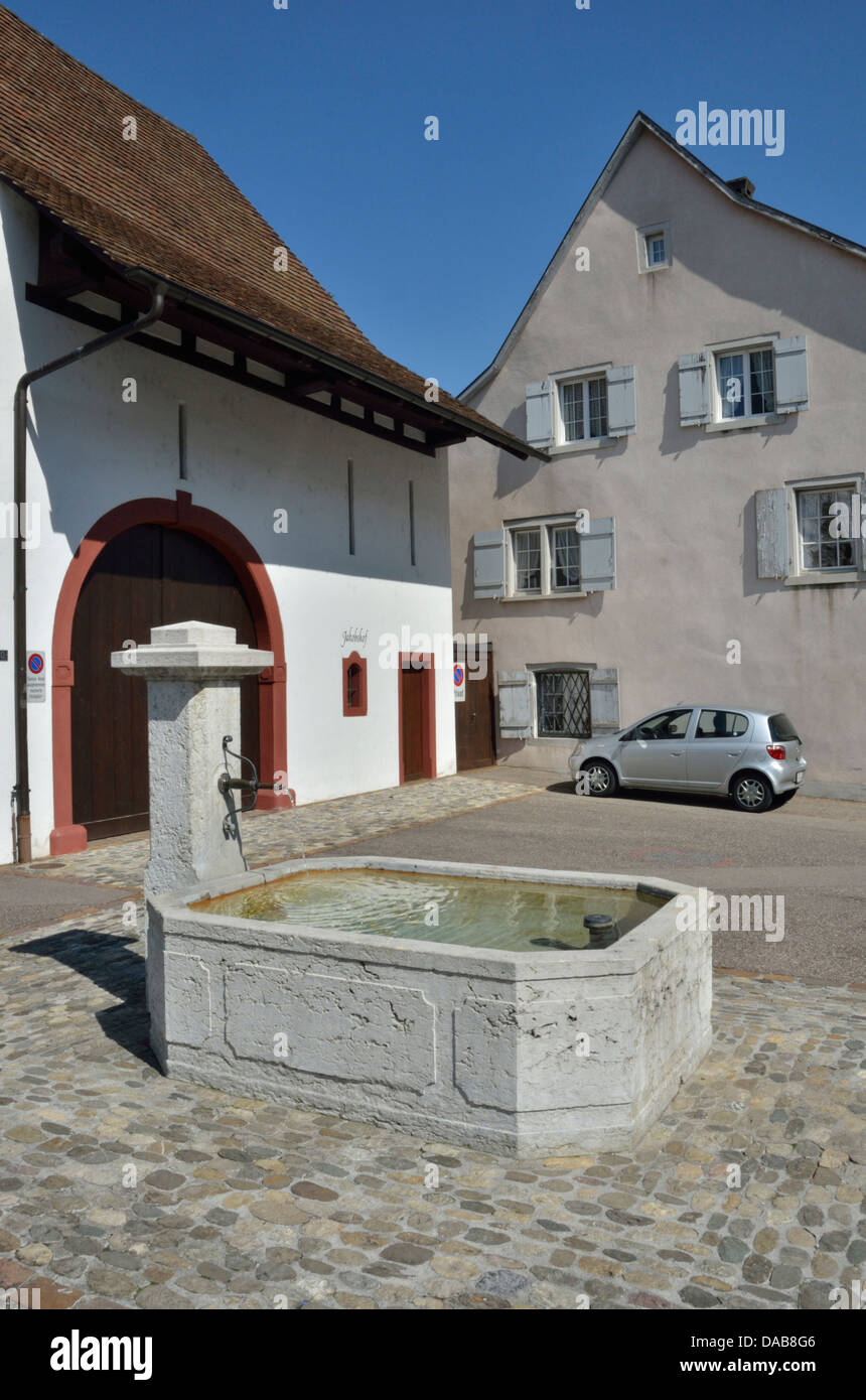 Ein Brunnen in der Kirchgasse, Sissach, Basel-Landschaft, Schweiz. Stockfoto