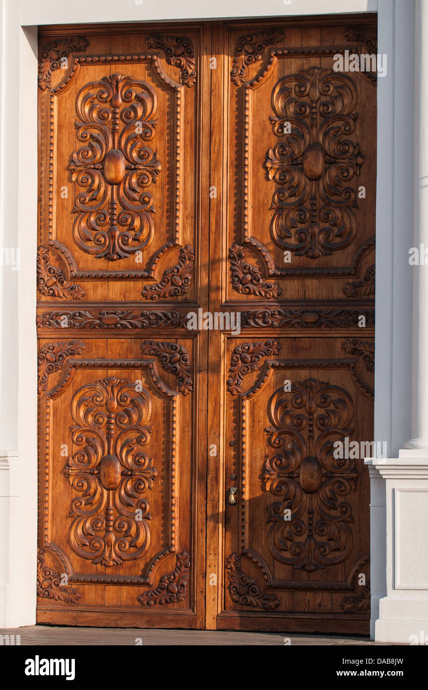 Kunstvoll geschnitzte hölzerne Holz Tür Türen Empfangsgebäude Fassadenarchitektur von Trujillo, Peru. Stockfoto